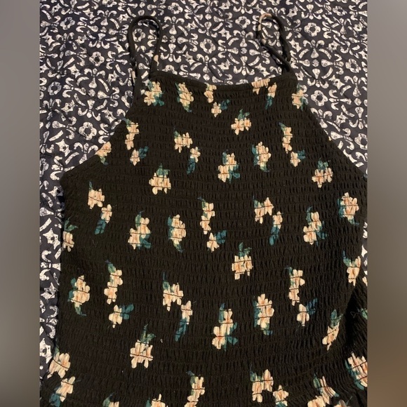 EUC woman’s XS Hollister shorts romper floral design - Picture 2 of 4